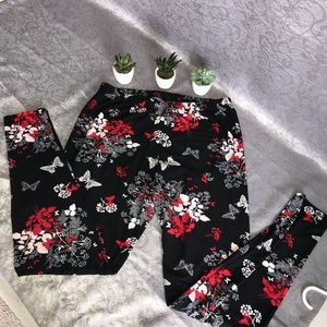 Butter soft Leggings, off brand. Red, black floral